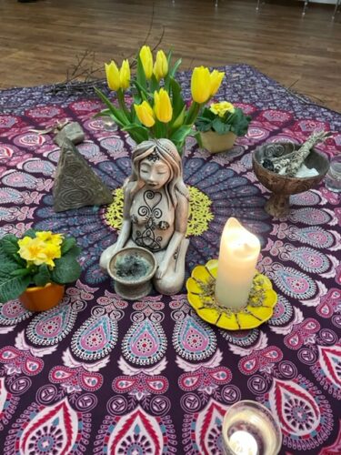 Mehr über den Artikel erfahren Workshop – Yogazeit und Kräuterzauber mit Renate und Margit